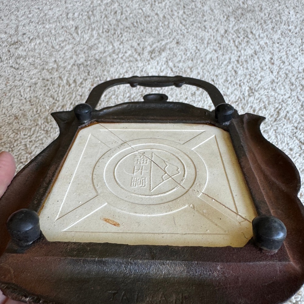 Vintage Cast Iron Teapot Trivet The Homestead in Winter Ceramic Tile Taiwan - Picture 8 of 9